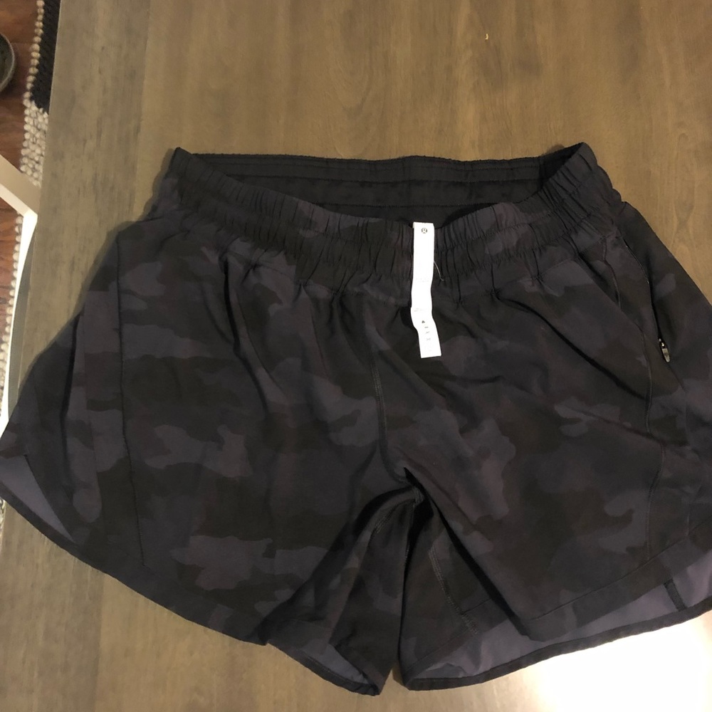 Lulu Lemon Mid Rise Shorts 4”